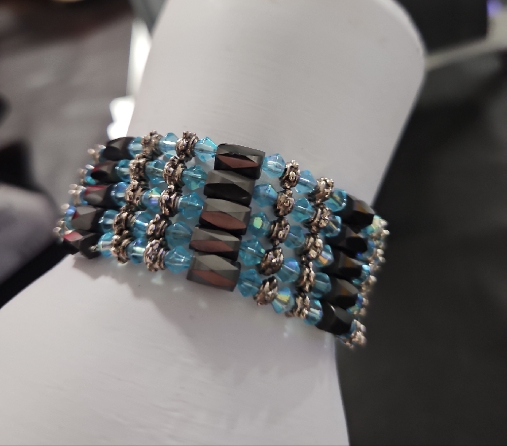 Elegant Black and Blue Beaded Bracelet - Picture 5 of 6
